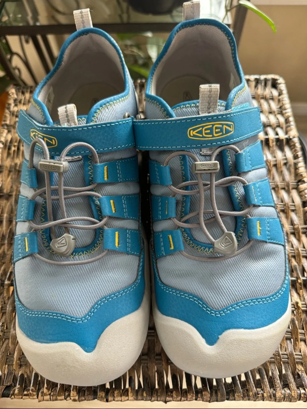 KEEN Knotch Hollow sneakers adjustable Velcro strap Youth Size 7
